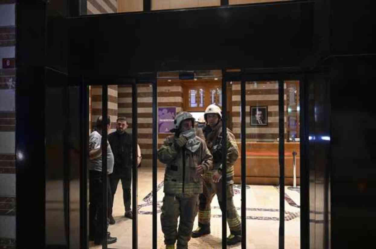 Большой экран упал на студентов во время выпускного вечера в Шишли