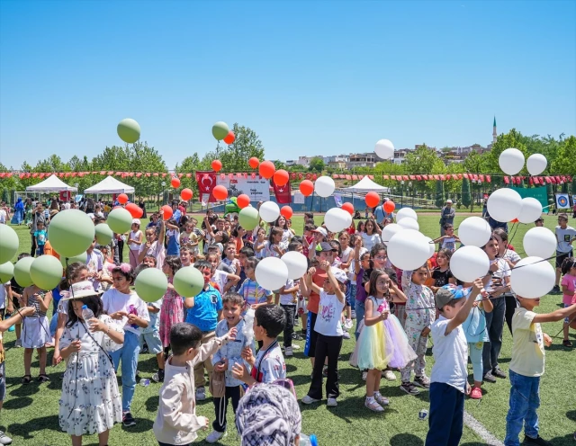أطفال دياربكر التركية يطلقون بالونات بألوان علم فلسطين