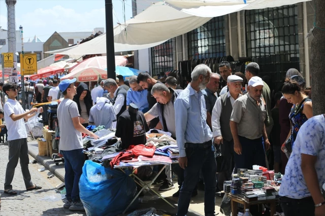 Li sûk û bazarên Sûra navçeya dîrokî ya Diyarbekirê xirecira ber cejnê