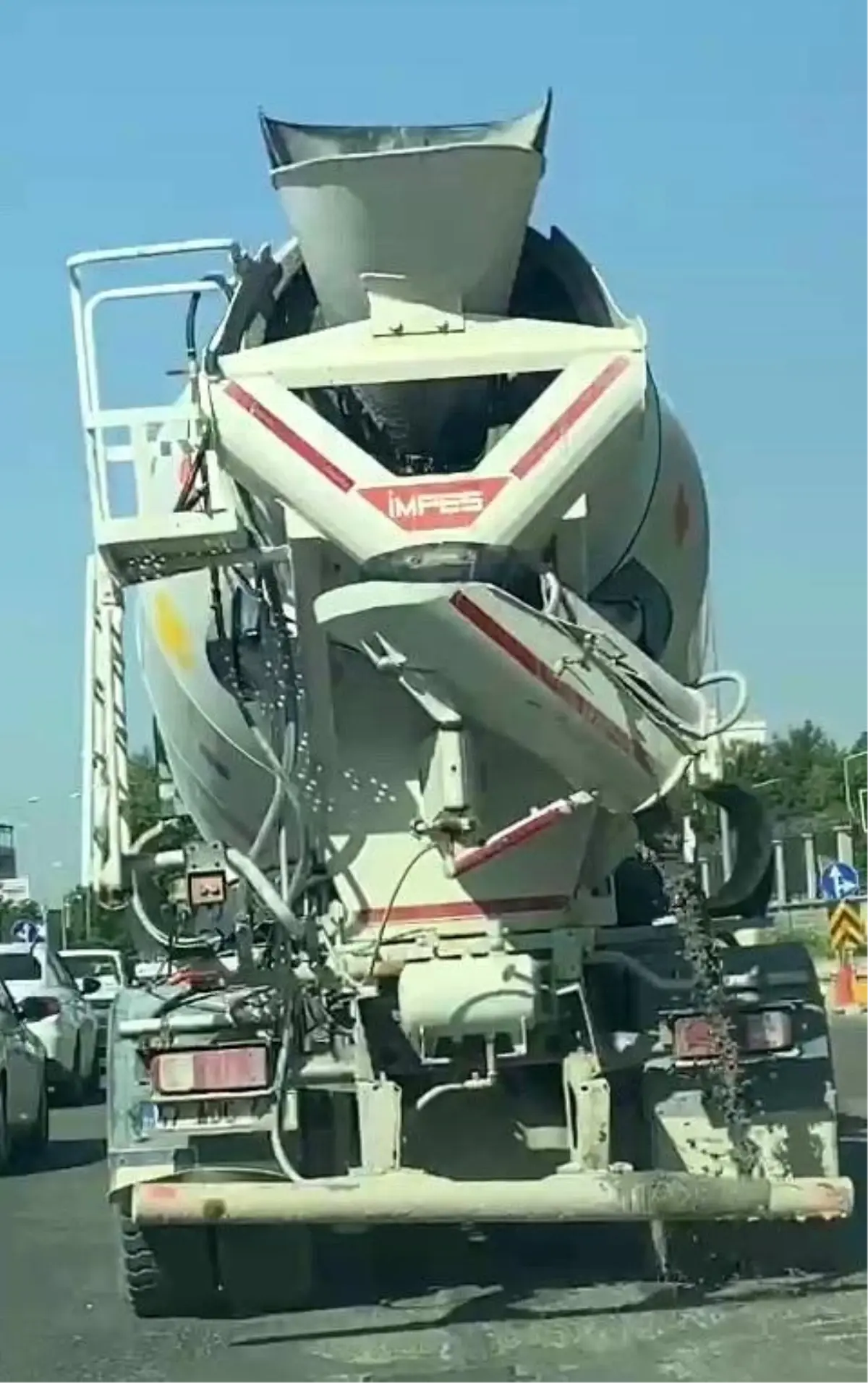 Adıyaman da Beton Mikseri Yolda Çimento Döktü Haberler