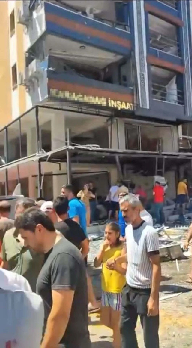 First images from the natural gas explosion in Izmir! The place has literally turned into a war zone