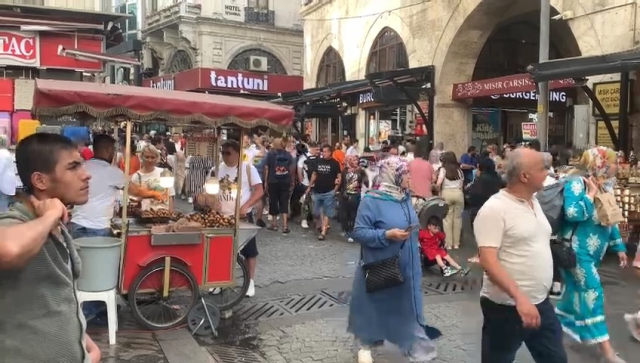 Fight in the Egyptian Bazaar! Stabbed the person who pulled out a gun to stop him
