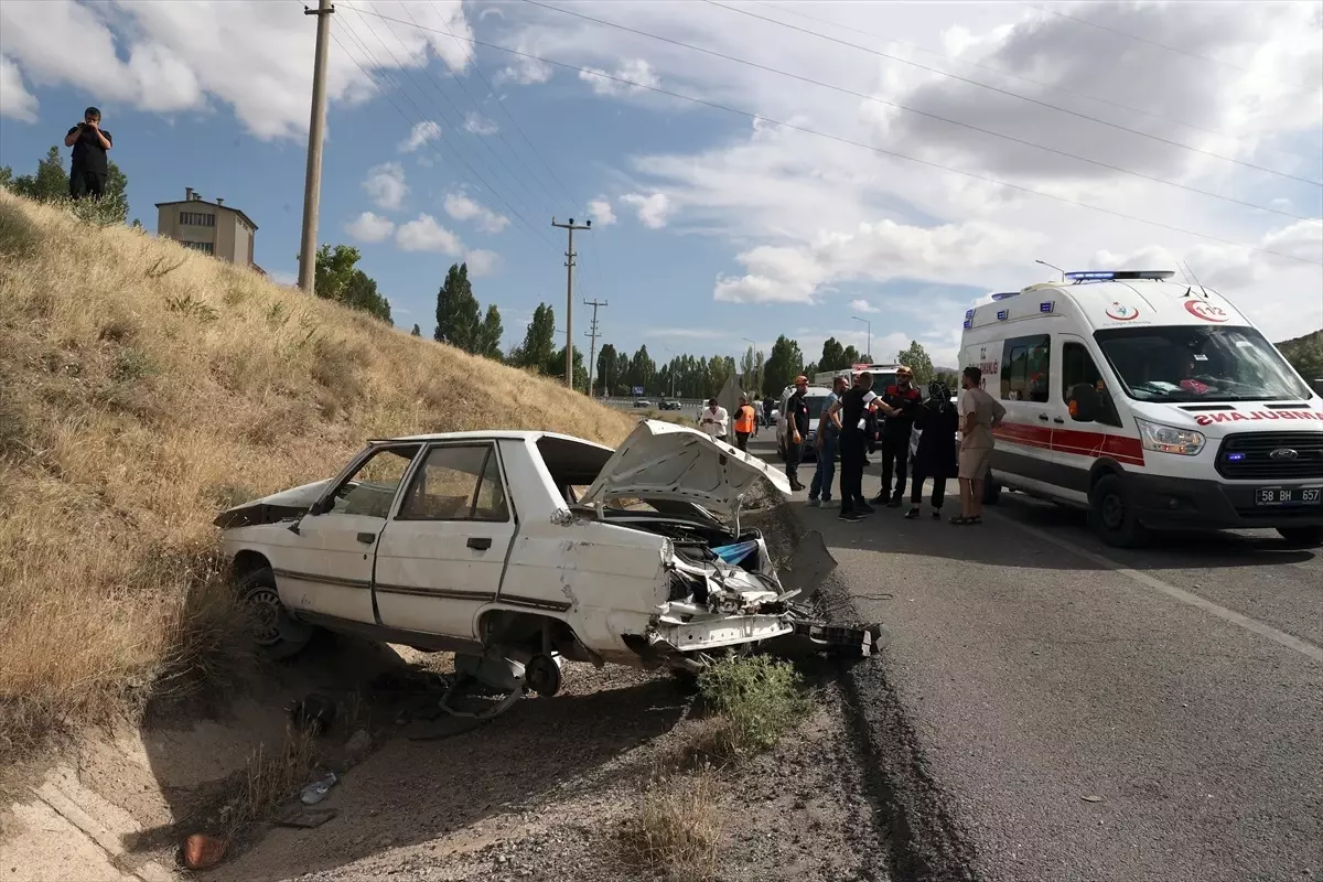 Sivas Ta Trafik Kazas Nda Ki I Ld Ki I Yaraland Haberler