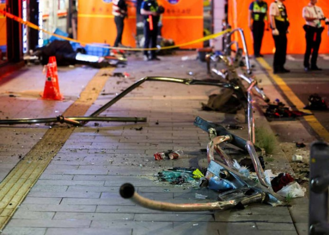 A car in Seoul, the capital of South Korea, hit pedestrians waiting at a red light: 9 people died, 4 people were injured