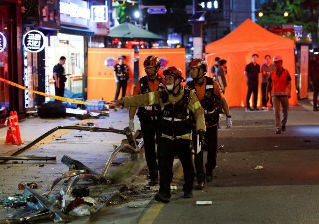 A car in Seoul, the capital of South Korea, hit pedestrians waiting at a red light: 9 people died, 4 people were injured