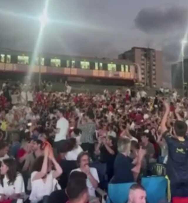 The train driver accompanied the fans watching the national match by stopping the Marmaray