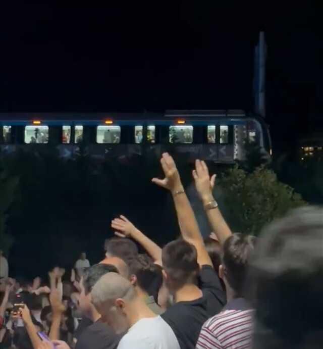 The train driver accompanied the fans watching the national match by stopping the Marmaray