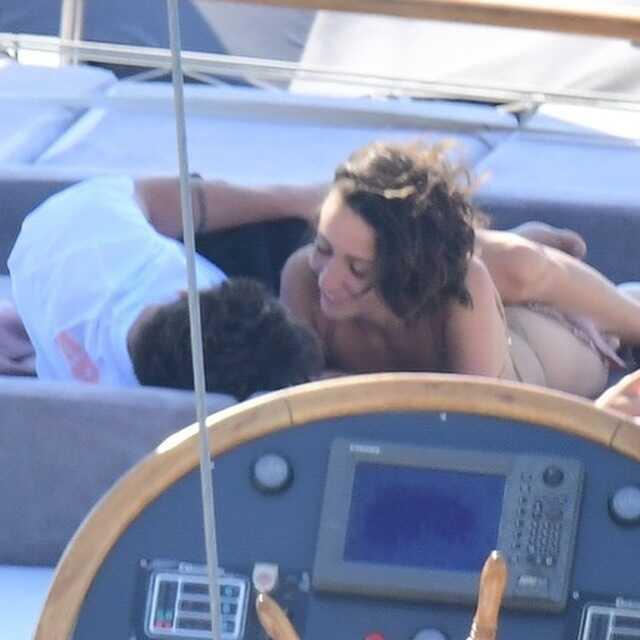 Zeynep Bastık and Serkay Tütüncü caught on camera lip to lip during boat vacation