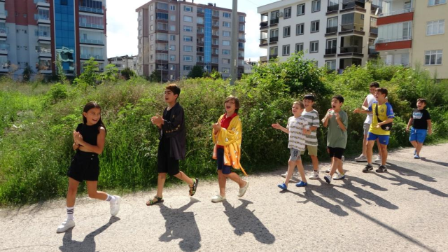 Children demanding a park started a protest! Support from the neighborhood for the children's slogans