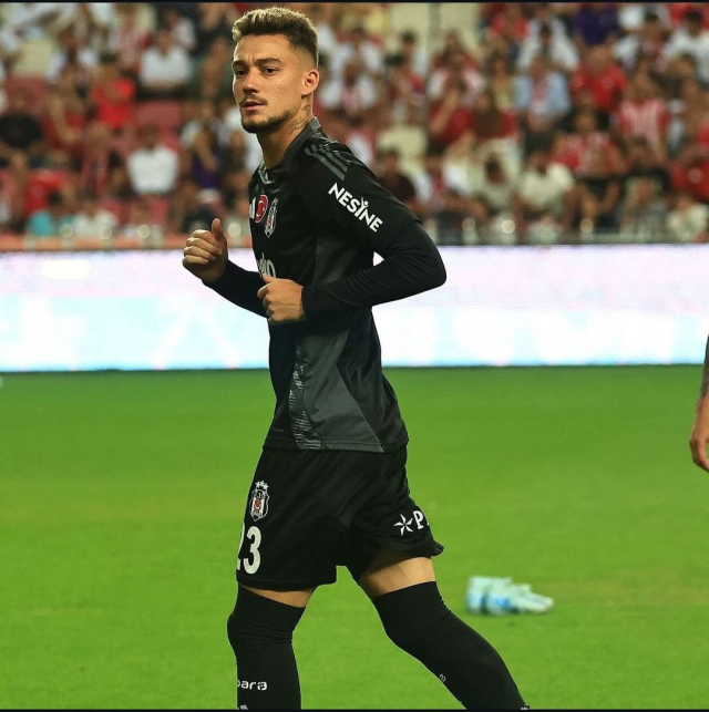 Van Bronchorst cuts the ticket! Beşiktaş' star is leaving just like he came