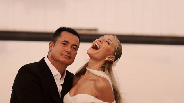 Acun Ilıcalı mesmerized with the elegance of his wife Ayça Çağla Altunkaya! The price of the mini wedding dress has been revealed