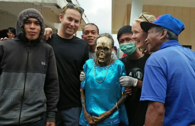 Surprising tradition of the Torajan tribe in Indonesia: Taking their deceased relatives out of the grave and taking photos