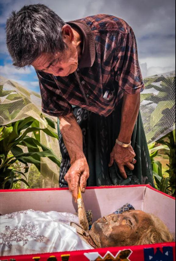 Surprising tradition of the Torajan tribe in Indonesia: Taking their deceased relatives out of the grave and taking photos