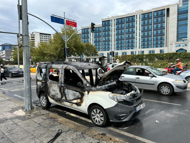 Человек, приехавший к зданию Суда Анадолу в Стамбуле на своей машине, вышел из нее посреди улицы и поджег свой автомобиль: Я приехал из-за границы, у меня есть двухлетний запрет