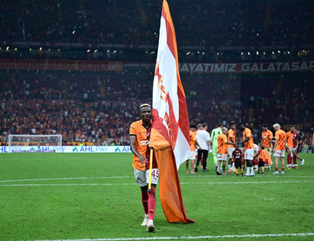 He took a breath in the stands as soon as the match ended! Osimhen celebrated the victory among the fans