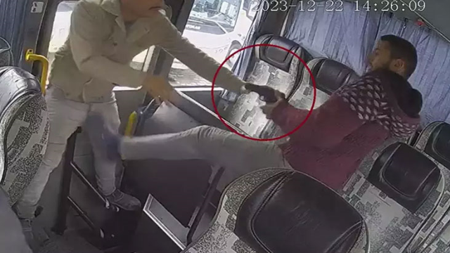 He shot his enemy on the minibus! Horrifying moments captured on camera