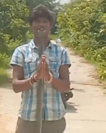 Young man in India dies as a result of a snake bite after putting the snake in his mouth for a social media show