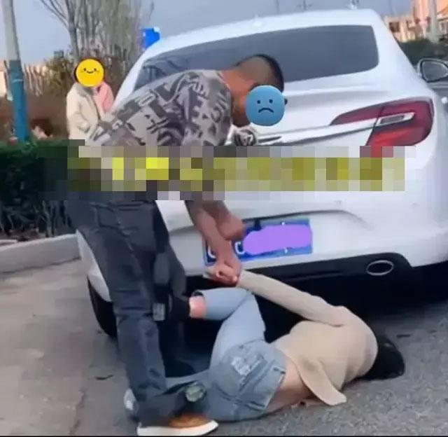 She had claimed to be on a business trip! Cheating woman caught by her husband in the middle of the street