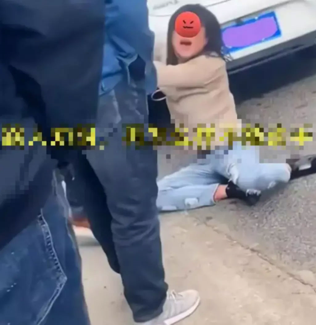 She had claimed to be on a business trip! Cheating woman caught by her husband in the middle of the street