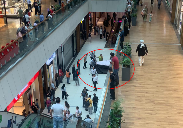 Suicide at a shopping mall in Istanbul! Jumped into the void from the 2nd floor