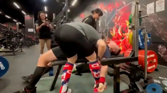 Terrifying accident at a sports gym in Taiwan: Weightlifter severely injured after barbell falls on his neck