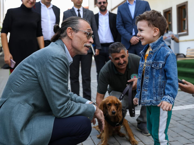 Erdal Beşikçioğlu has taken in 5 street dogs that have completed their training into the municipality