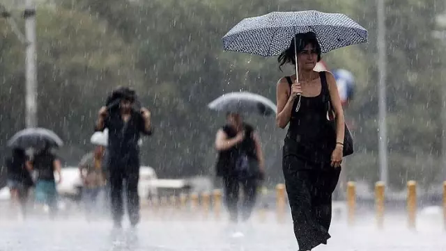 A strong downpour warning has been issued for Istanbul.