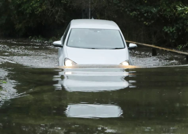 Heavy rains in England paralyzed life: Schools closed, matches postponed