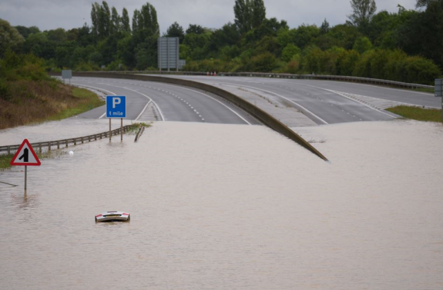 Heavy rains in England paralyzed life: Schools closed, matches postponed