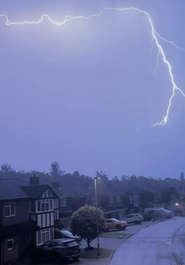 Heavy rains in England paralyzed life: Schools closed, matches postponed