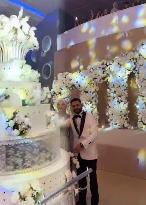 Kadir Ezildi held another engagement ceremony! The mother-in-law gifted her daughter-in-law a tray of gold.