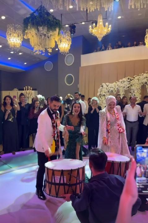 Kadir Ezildi held another engagement ceremony! The mother-in-law gifted her daughter-in-law a tray of gold.