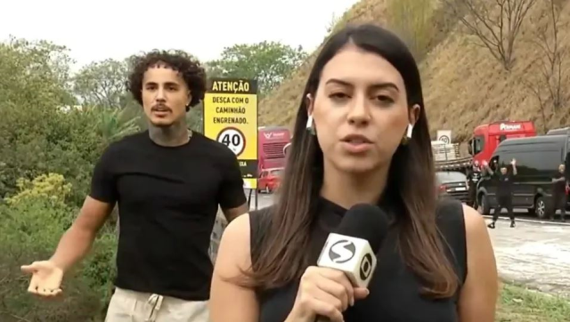 The singer dancing behind the reporter broadcasting live from the site of the bus accident in Brazil drew reactions