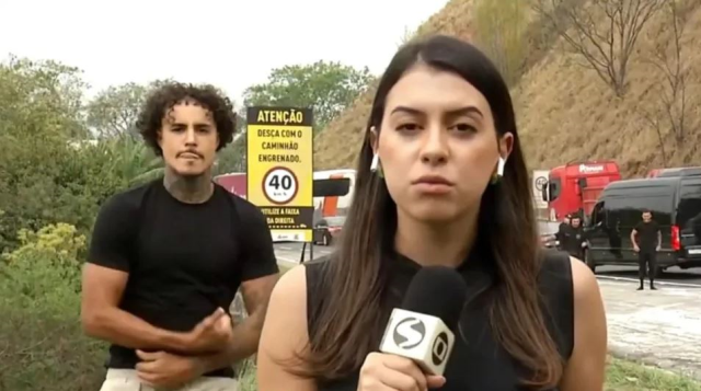 The singer dancing behind the reporter broadcasting live from the site of the bus accident in Brazil drew reactions