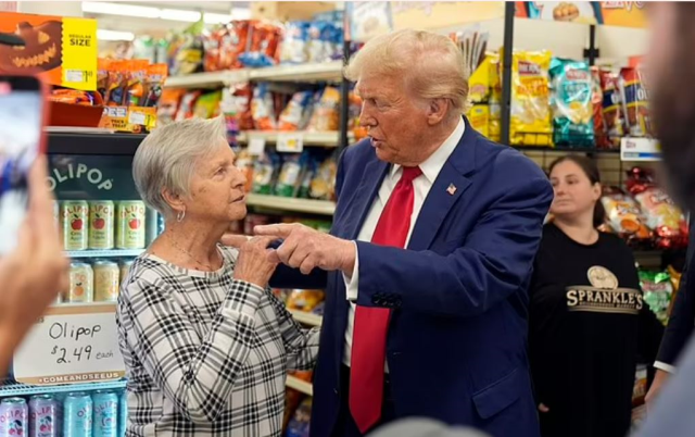 Trump asked for the vote of the woman to whom he gave $100 at the market