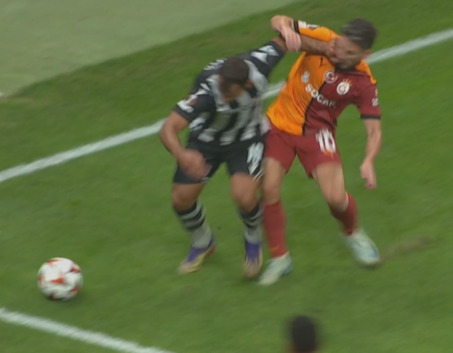 The referee didn't even pay attention! Here is the position where Galatasaray expected a penalty