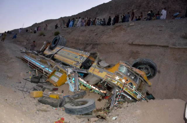 The wedding bus carrying guests in Pakistan plunged into a ravine: 7 dead, 37 injured