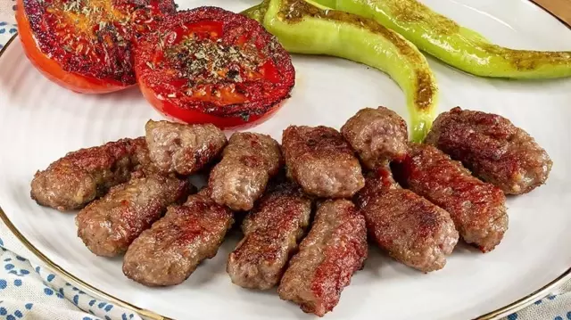 Ünlü köfteci suskunluğunu koruyor. 

Известный мясной ресторан сохраняет молчание.