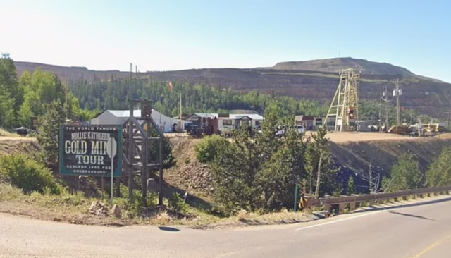 One person died and 12 were trapped in an accident at a gold mine in the USA