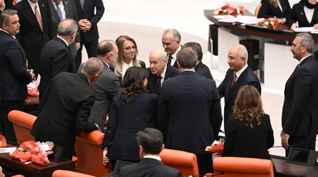 DEM Party deputies left Bahçeli's hand in the air with the law proposal they presented