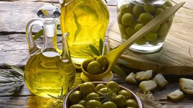 Beware of olive oil fraud: Color is not the determining factor, taste and aroma are.