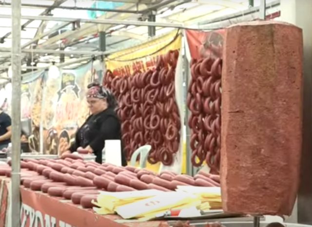 Food terrorism at the market! Unlabeled sausages, products displayed openly with flies