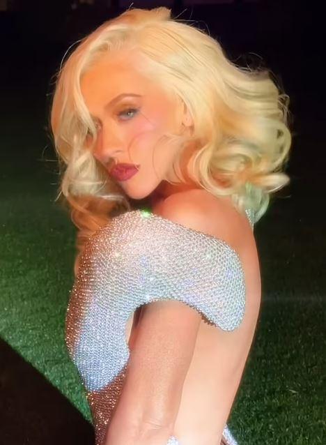 Pop star Christina Aguilera had a major wardrobe malfunction while imitating Marilyn Monroe