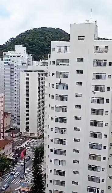 Neighbors rescued the woman who was hanging on the 16th floor in Brazil