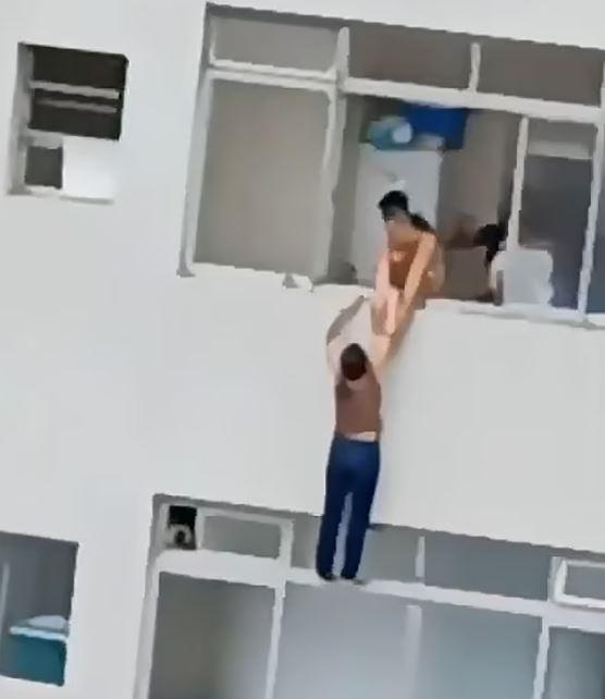 Neighbors rescued the woman who was hanging on the 16th floor in Brazil