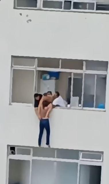 Neighbors rescued the woman who was hanging on the 16th floor in Brazil