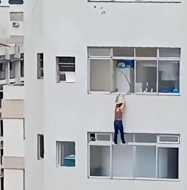 Neighbors rescued the woman who was hanging on the 16th floor in Brazil