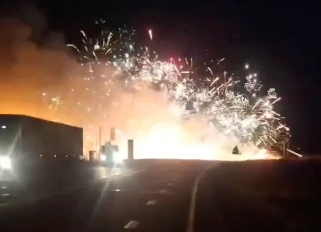 Four people, including two children, lost their lives as a result of the collision between a car and a truck carrying fireworks