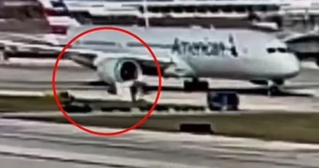 The engine of the aircraft waiting in the parking area in the USA swallowed and shredded the baggage cart