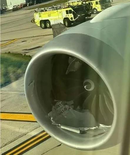 The engine of the aircraft waiting in the parking area in the USA swallowed and shredded the baggage cart